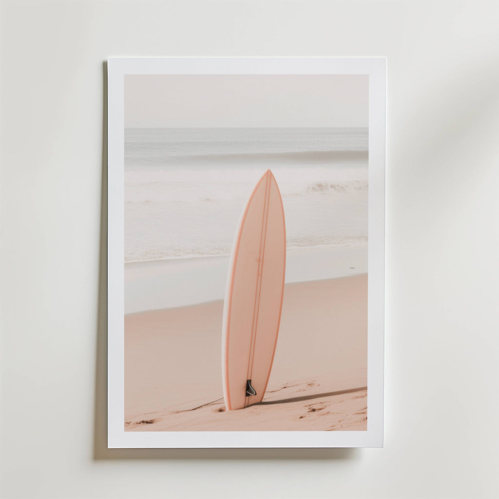 Soft Coast Surfboard – stilfullt konsttryck från Bozetto, tryckt på matt finpapper