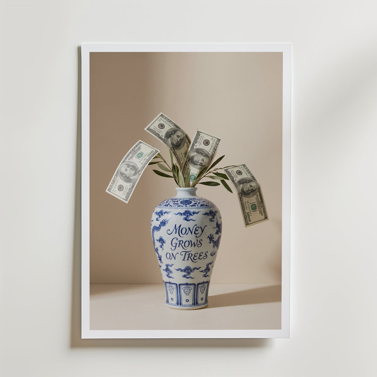 Money Grows Poster – kinesisk vas med dollarsedlar och olivkvistar, konsttryck från Bozetto