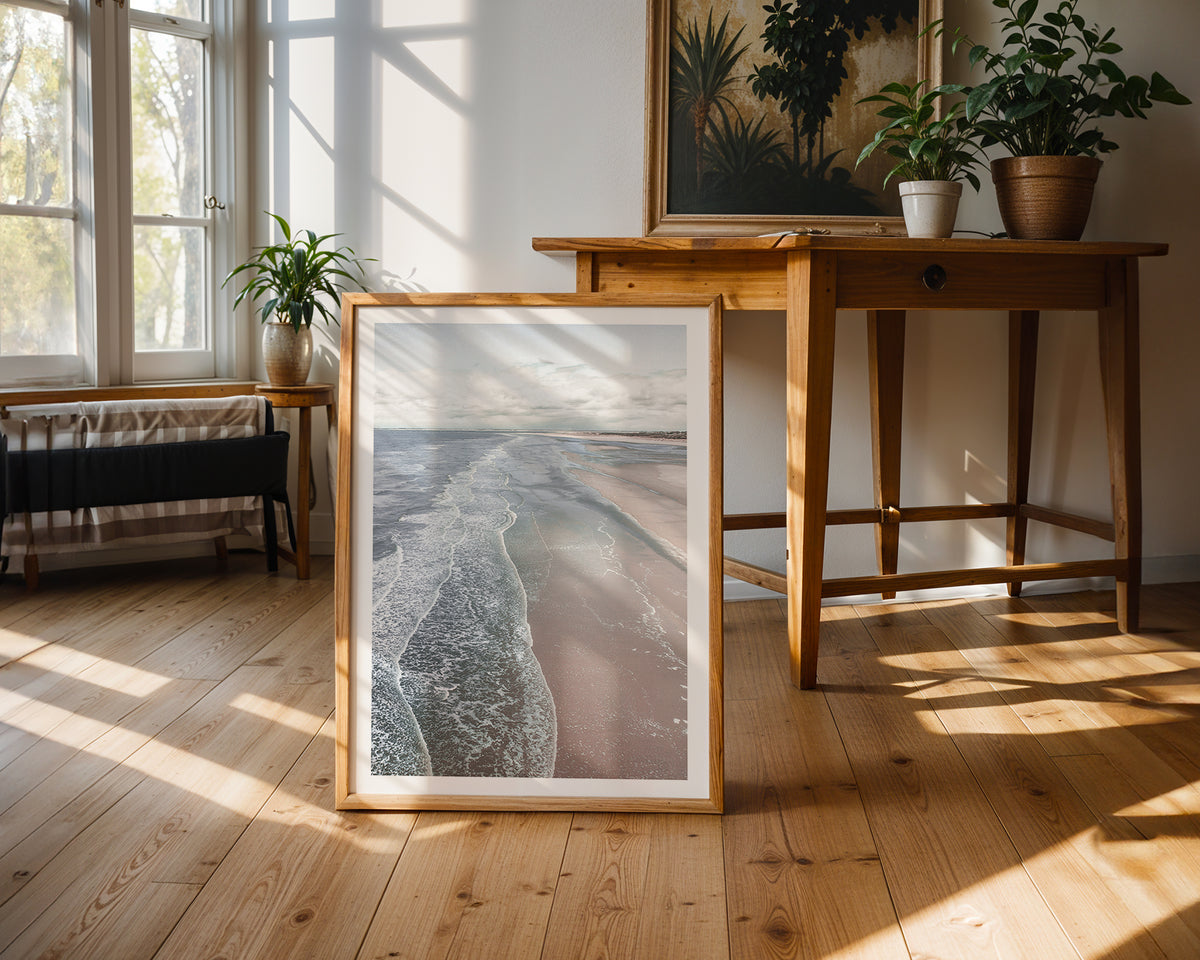 Väggmockup av Coastal Horizon Calm affisch på ljus vägg – Bozetto konsttryck – nr 3