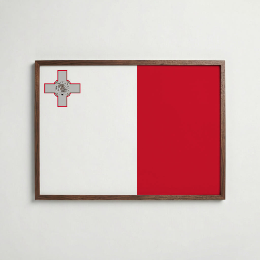 Malta National Flag Poster i valnötsram – varm konstaffisch för hemmet från Bozetto