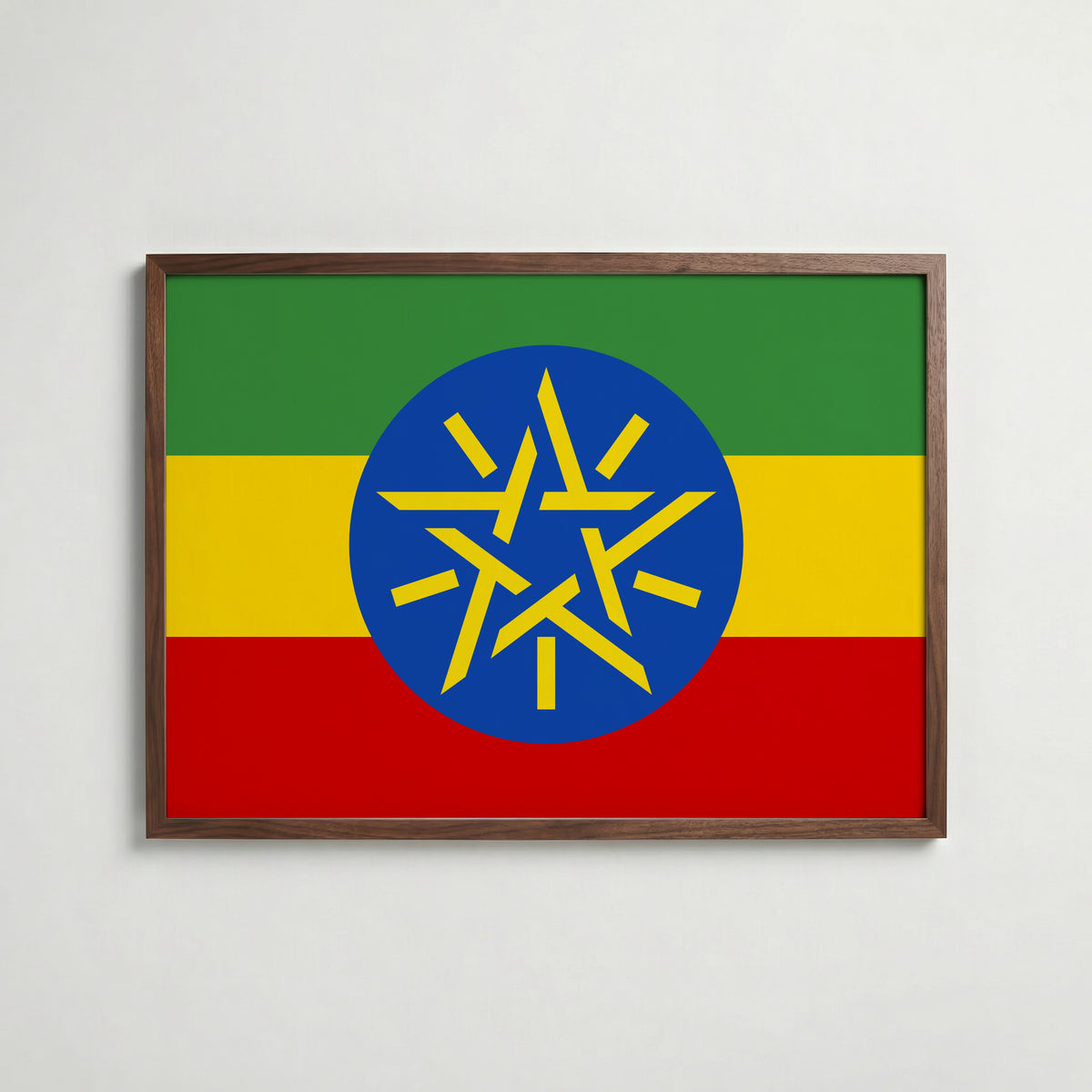 Ethiopia National Flag Poster i valnötsram – varm konstaffisch för hemmet från Bozetto