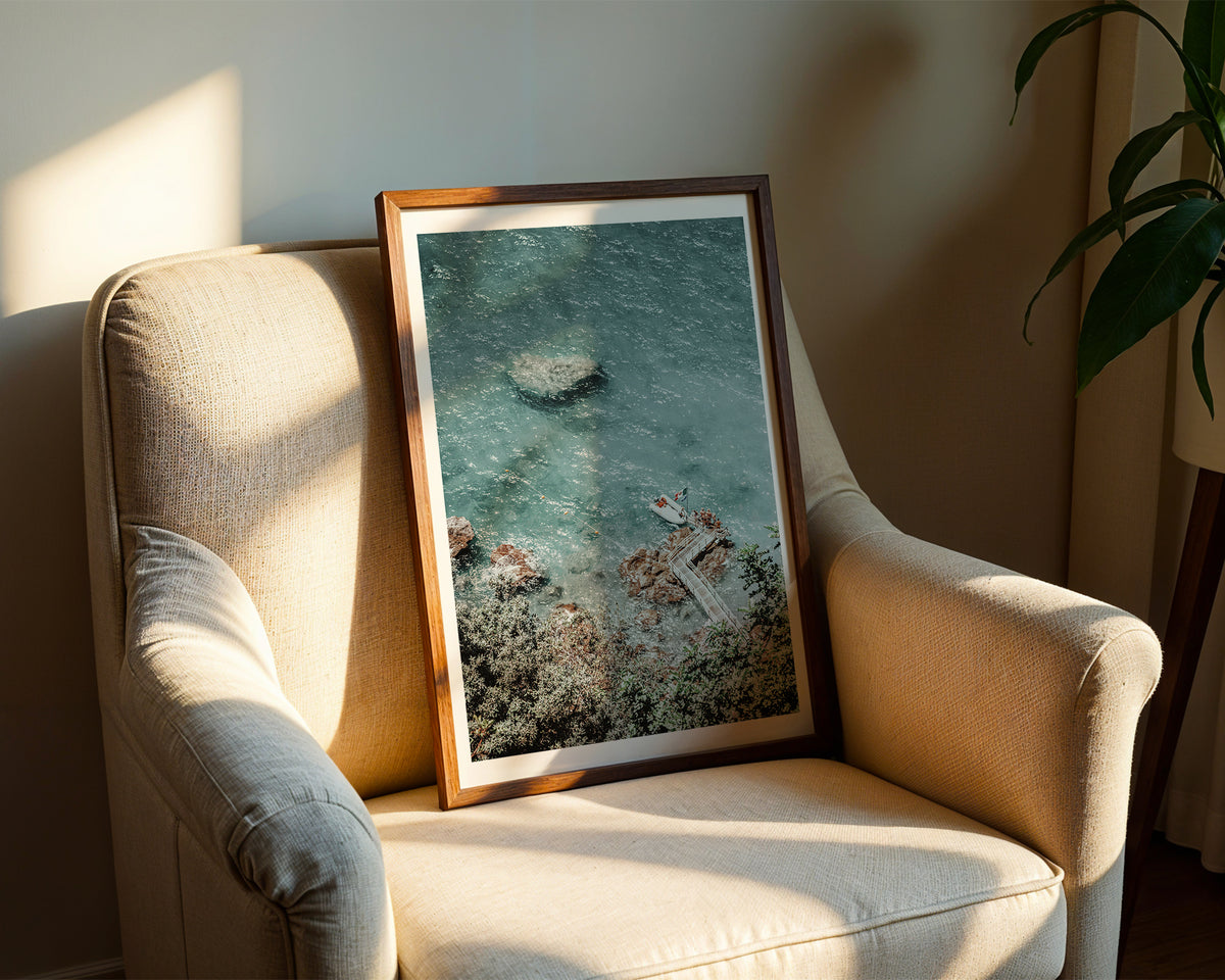 Mockup av Coastal Dock Escape affisch på vägg – köp enkelt hos Bozetto i hög kvalitet