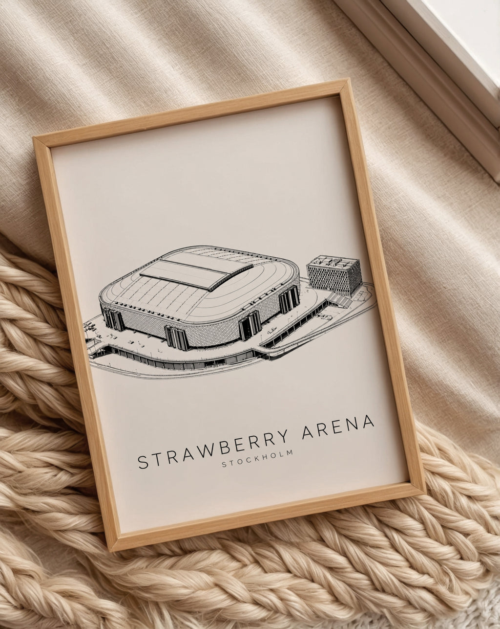Strawberry Arena affisch i ljust minimalistiskt vardagsrum – köp enkelt hos Bozetto