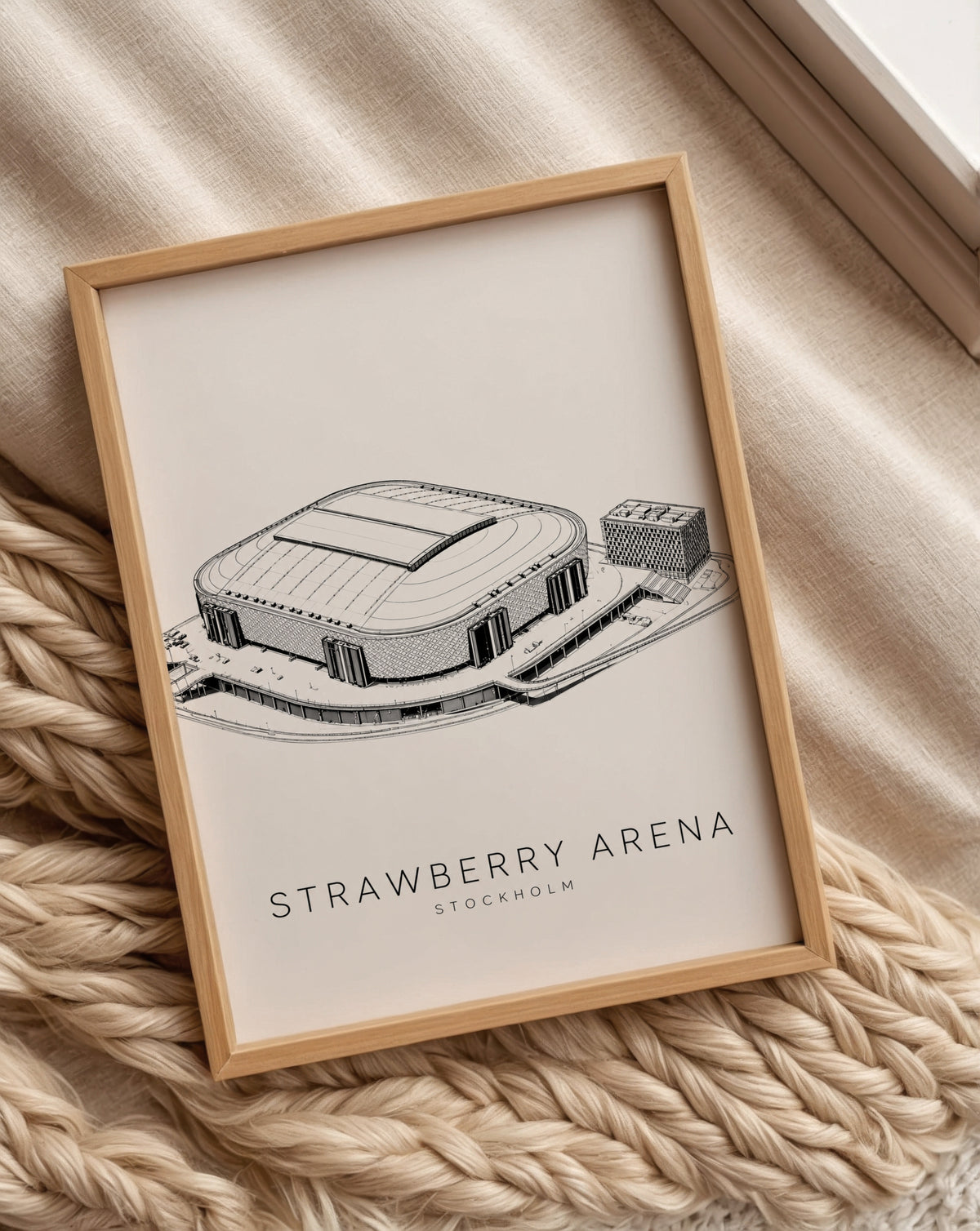 Strawberry Arena affisch i ljust minimalistiskt vardagsrum – köp enkelt hos Bozetto