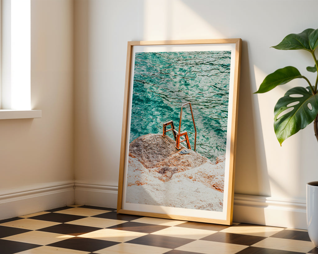 Mockup av Mediterranean Swim Point affisch på vägg – köp enkelt hos Bozetto i hög kvalitet