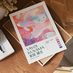 Väggmockup av Yayoi Kusama Floating Koi affisch på ljus vägg – Bozetto konsttryck
