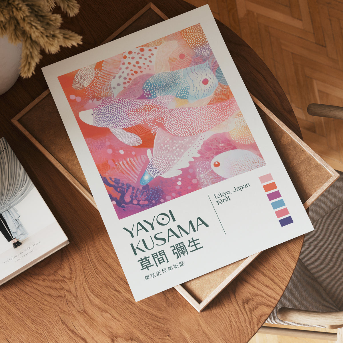 Väggmockup av Yayoi Kusama Floating Koi affisch på ljus vägg – Bozetto konsttryck
