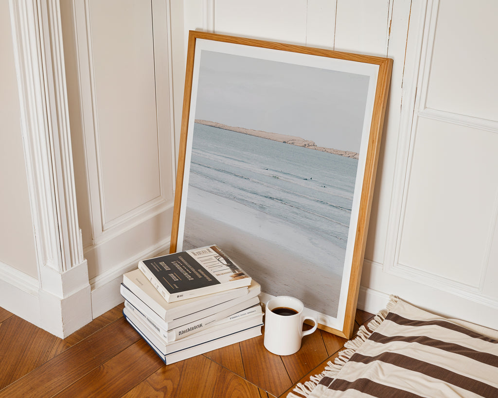 Mockup av Calm Shoreline Stillness affisch på vägg – köp enkelt hos Bozetto i hög kvalitet