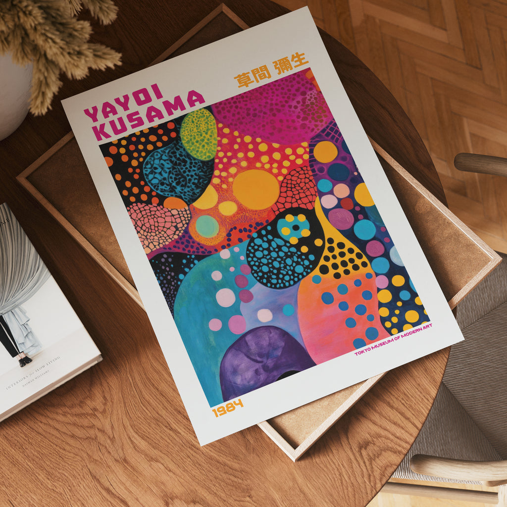 Yayoi Kusama Vibrant Polka poster visualiserad på vägg – från Bozetto i hög kvalitet