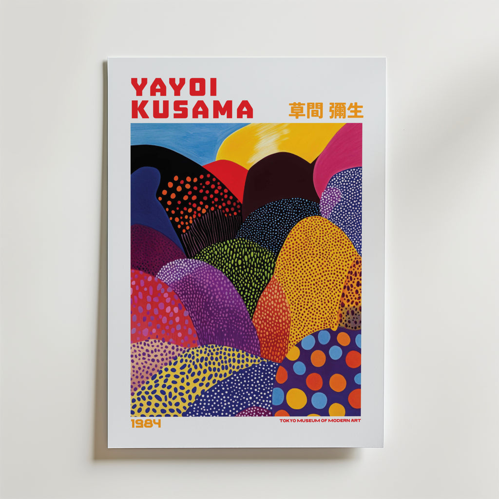 Mockup av Yayoi Kusama Layered Polka affisch på vägg – köp enkelt hos Bozetto i hög kvalitet