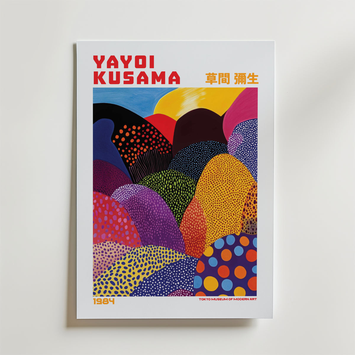 Mockup av Yayoi Kusama Layered Polka affisch på vägg – köp enkelt hos Bozetto i hög kvalitet