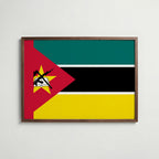 Mozambique National Flag Poster i valnötsram – varm konstaffisch för hemmet från Bozetto
