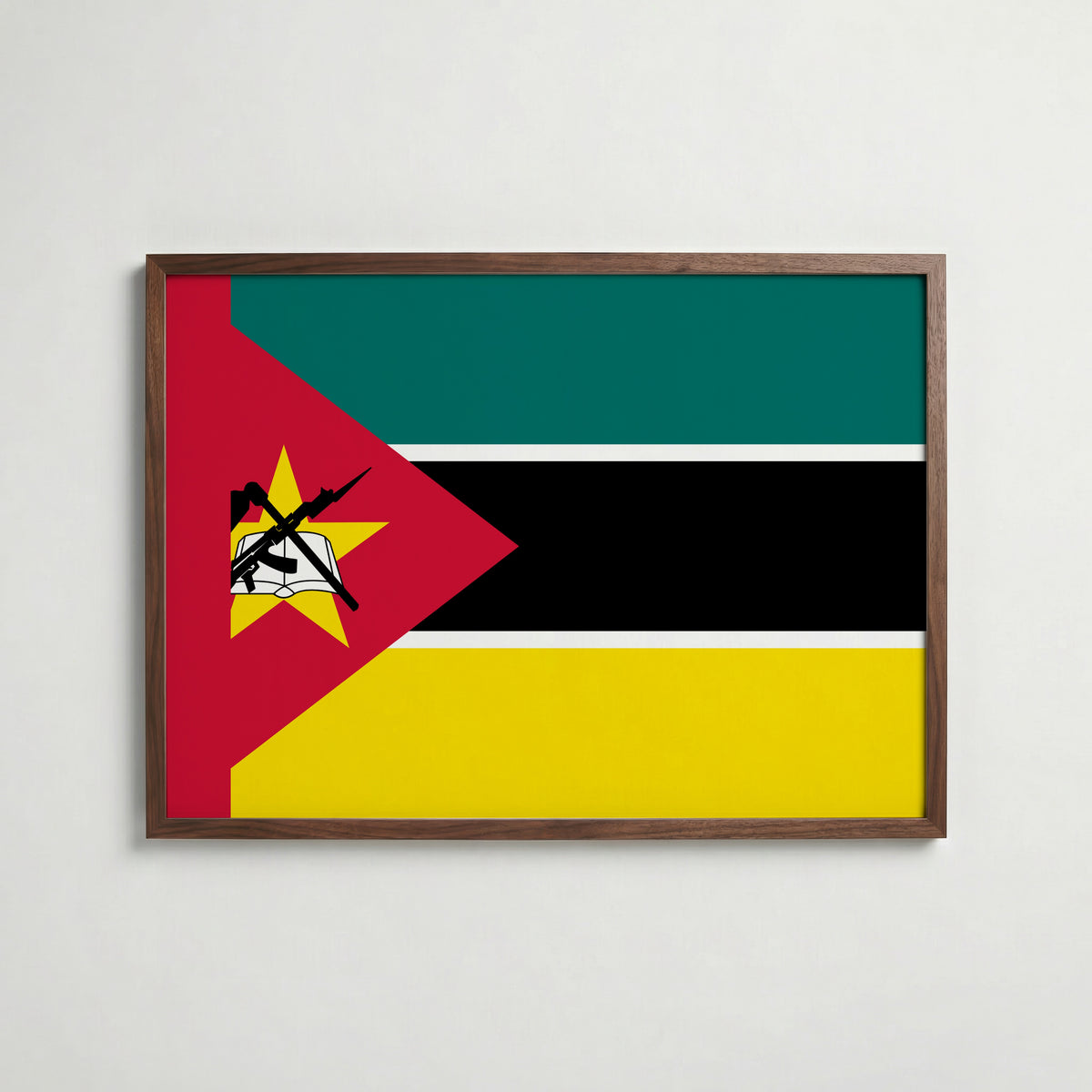 Mozambique National Flag Poster i valnötsram – varm konstaffisch för hemmet från Bozetto