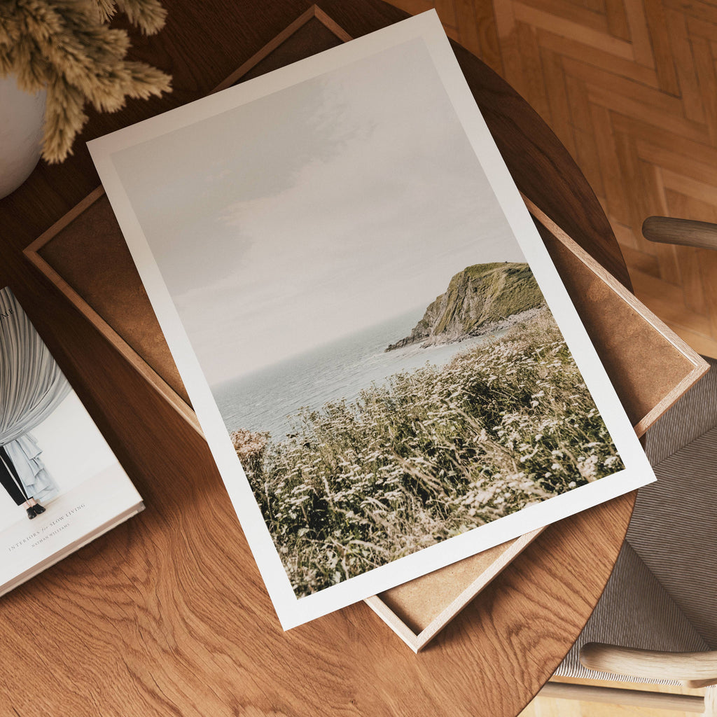 Coastal Wildflower Breeze poster visad rakt fram – Bozetto affisch i hög tryckkvalitet