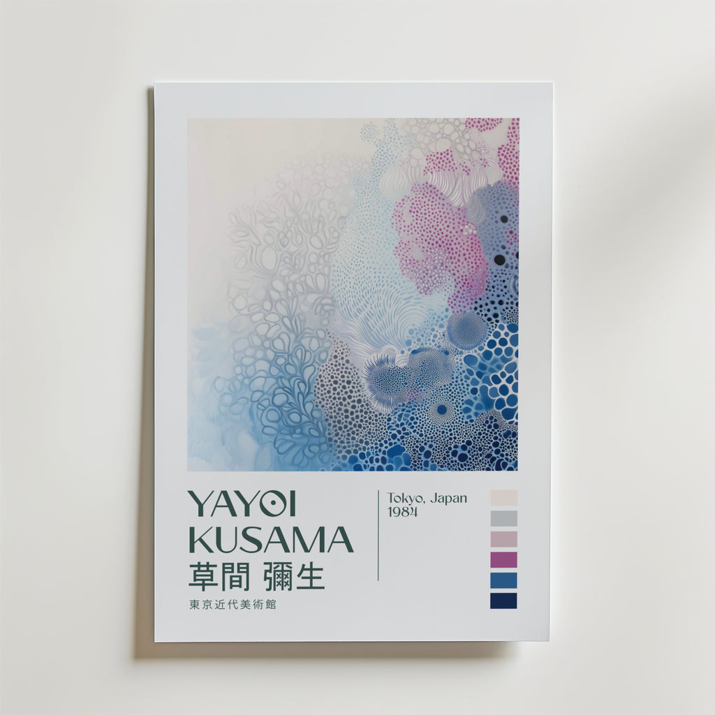 Mockup av Yayoi Kusama Whispering affisch på vägg – köp enkelt hos Bozetto i hög kvalitet