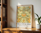 Mockup av William Morris Saint James' affisch på vägg – köp enkelt hos Bozetto i hög kvalitet