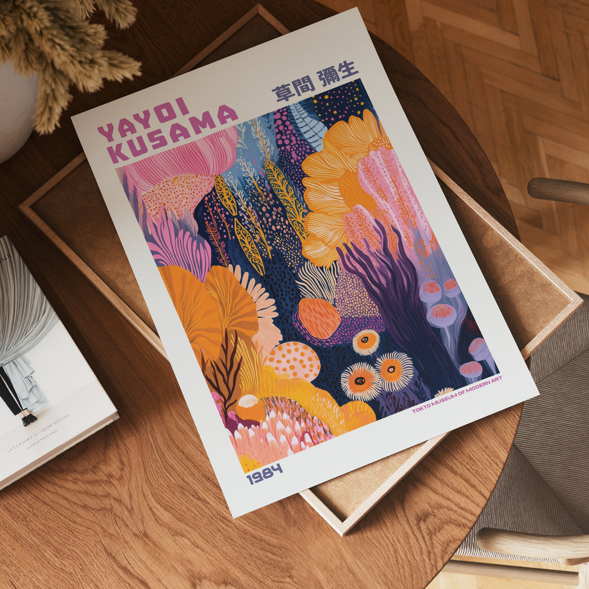 Yayoi Kusama Vibrant Botanical poster visualiserad på vägg – stilren mockup från Bozetto