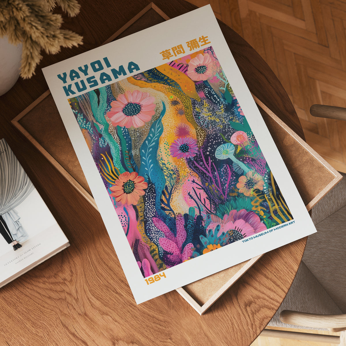 Väggmockup med Yayoi Kusama Lush Floral – köp enkelt hos Bozetto affisch i hög kvalitet