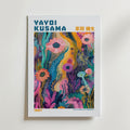 Mockup av Yayoi Kusama Lush Floral affisch på vägg – köp enkelt hos Bozetto i hög kvalitet