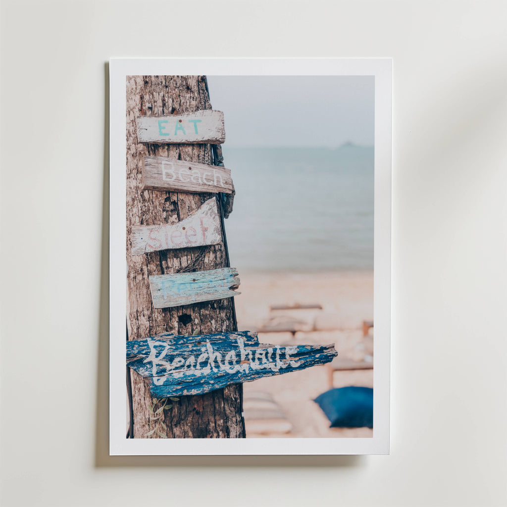 Beachhouse Signs – stilfullt konsttryck från Bozetto, tryckt på matt finpapper i hög tryckkvalitet