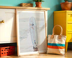Väggmockup av Surfboard Serenity affisch på ljus vägg – Bozetto konsttryck – nr 3