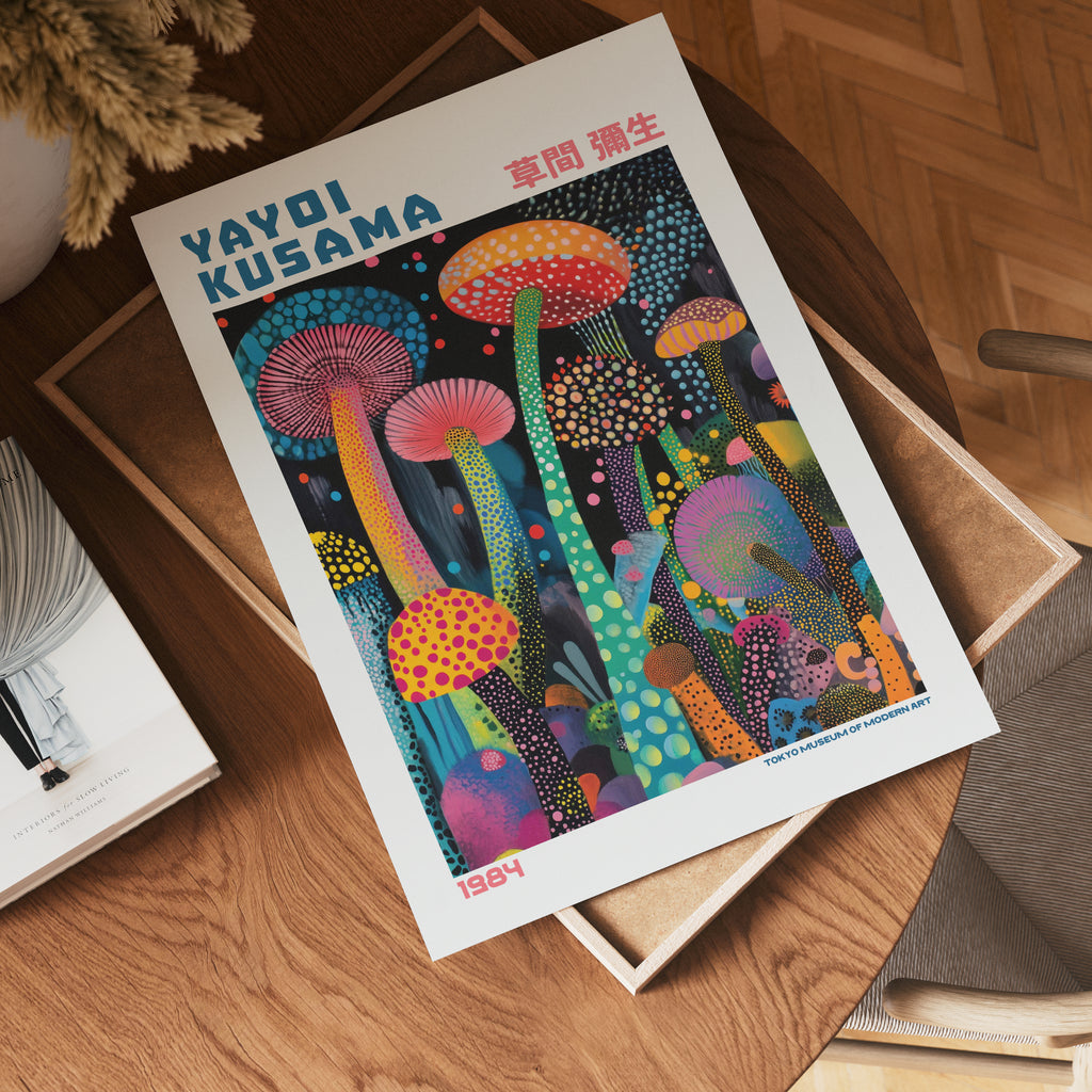 Yayoi Kusama Neon Mushroom i väggmockup – konsttryck från Bozetto i hög kvalitet