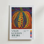 Mockup av Yayoi Kusama Pumpkin Dots affisch på vägg – köp enkelt hos Bozetto i hög kvalitet