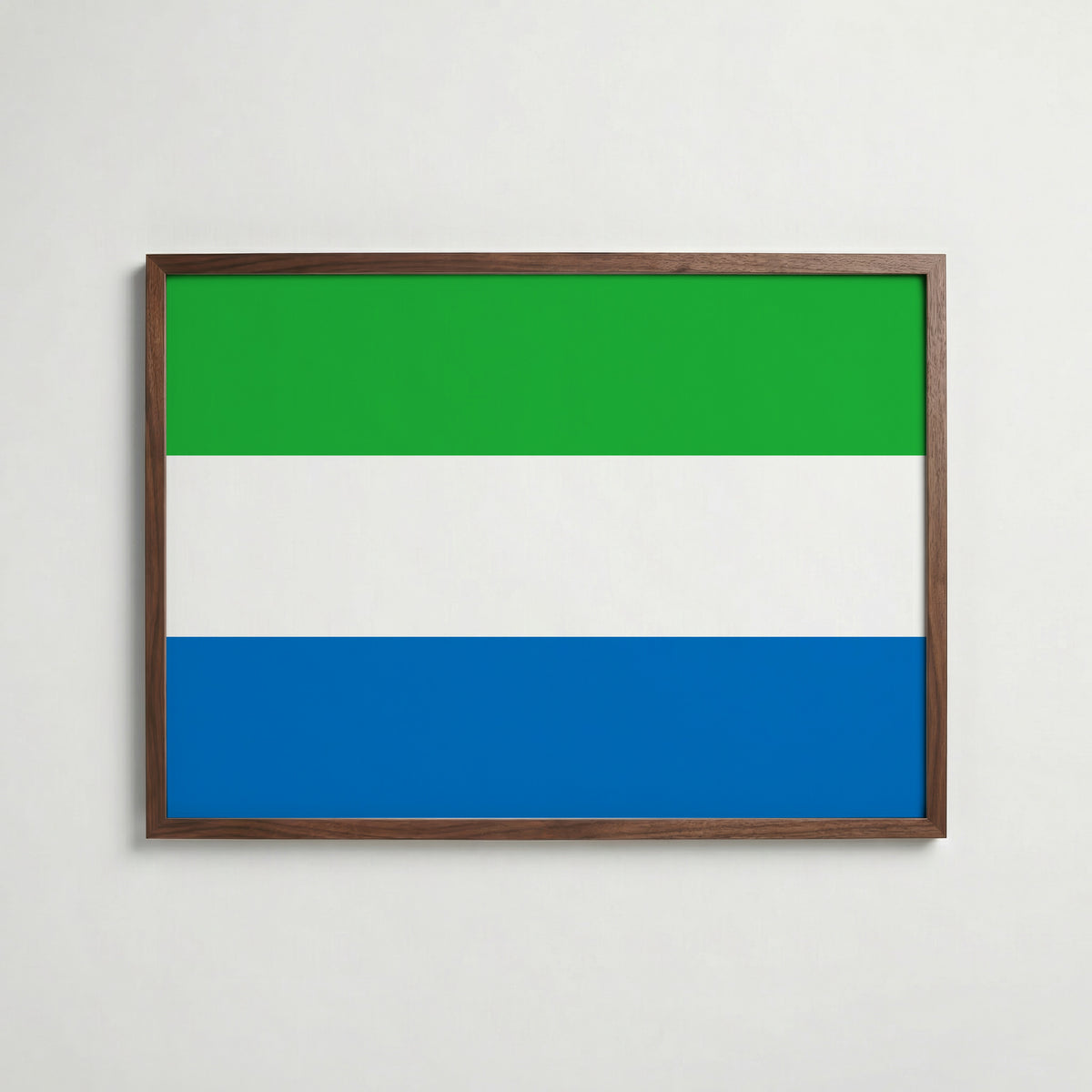 Sierra Leone National Flag Poster i valnötsram – varm konstaffisch för hemmet från Bozetto