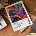 Yayoi Kusama Radiant Bloom i väggmockup – konsttryck från Bozetto i hög kvalitet