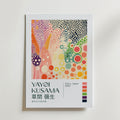 Mockup av Yayoi Kusama Kaleidoscope affisch på vägg – köp enkelt hos Bozetto i hög kvalitet