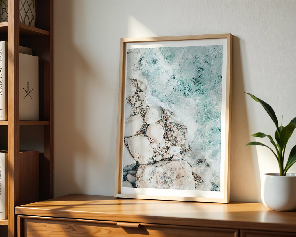 Mockup av Ocean Pebble Flow affisch på vägg – köp enkelt hos Bozetto i hög kvalitet