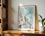 Mockup av Ocean Pebble Flow affisch på vägg – köp enkelt hos Bozetto i hög kvalitet