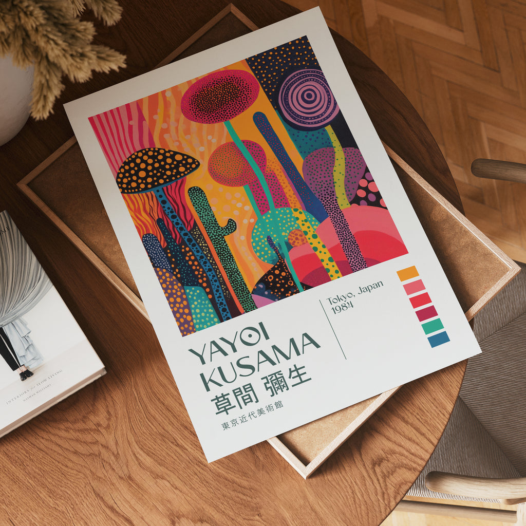 Yayoi Kusama Cosmic Garden poster visualiserad på vägg – från Bozetto i hög kvalitet