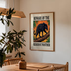 Resident Panther poster i ljust vardagsrum med panterkonst som blickfång på väggen