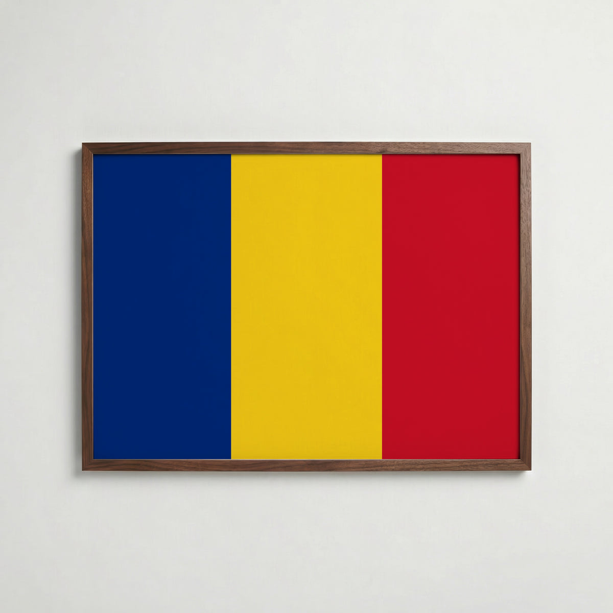 Romania National Flag Poster i valnötsram – varm konstaffisch för hemmet från Bozetto