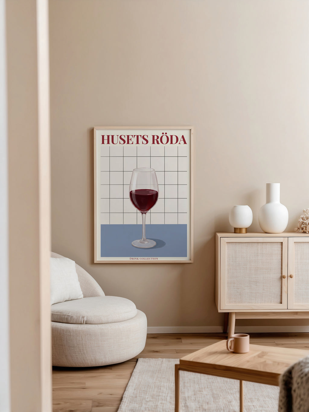 Husets Röda affisch i ljust minimalistiskt vardagsrum – köp enkelt hos Bozetto i hög kvalitet