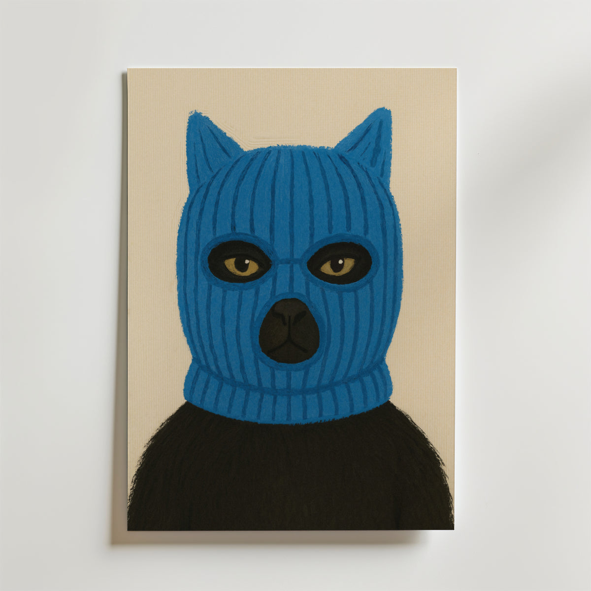 Blue Bandit Cat – stilfullt konsttryck från Bozetto, tryckt på matt finpapper i hög tryckkvalitet