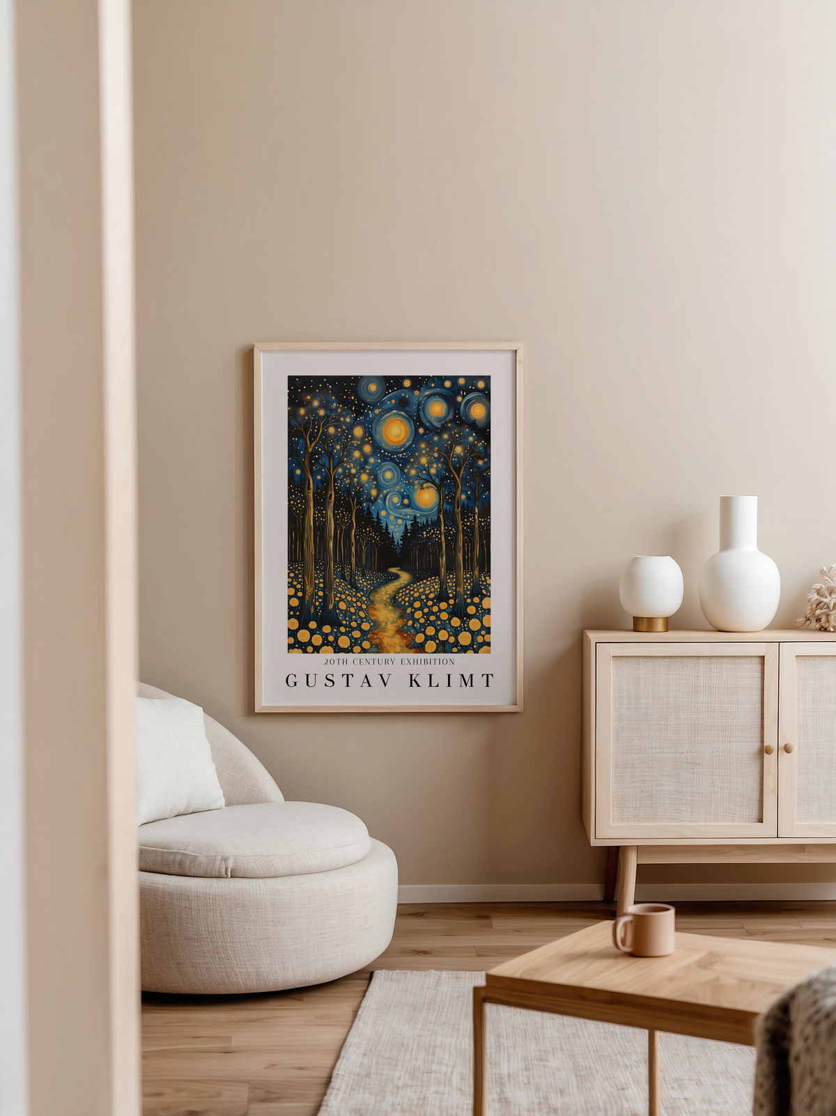 Mockup av Gustav Klimt Starlit Forest affisch på vägg – köp enkelt hos Bozetto i hög kvalitet