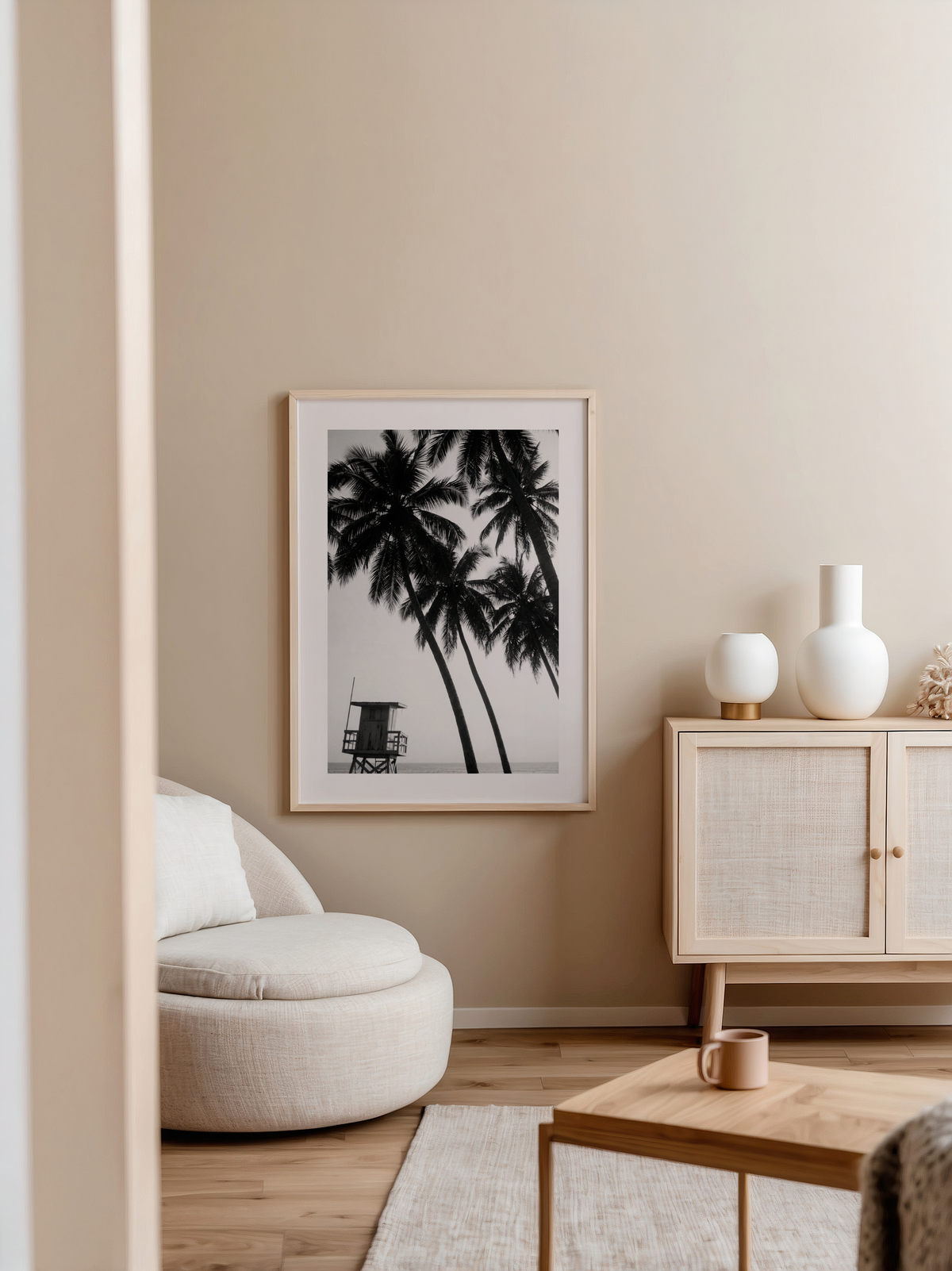 Mockup av Coastal Noir Escape affisch på vägg – köp enkelt hos Bozetto i hög kvalitet