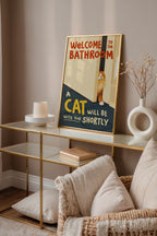 Bathroom Waiting Cat poster i inramad miljö på avlastningsbord med vas – stilren väggkonst från Bozetto