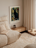 Mockup av Gustav Klimt Midnight affisch på vägg – köp enkelt hos Bozetto i hög kvalitet