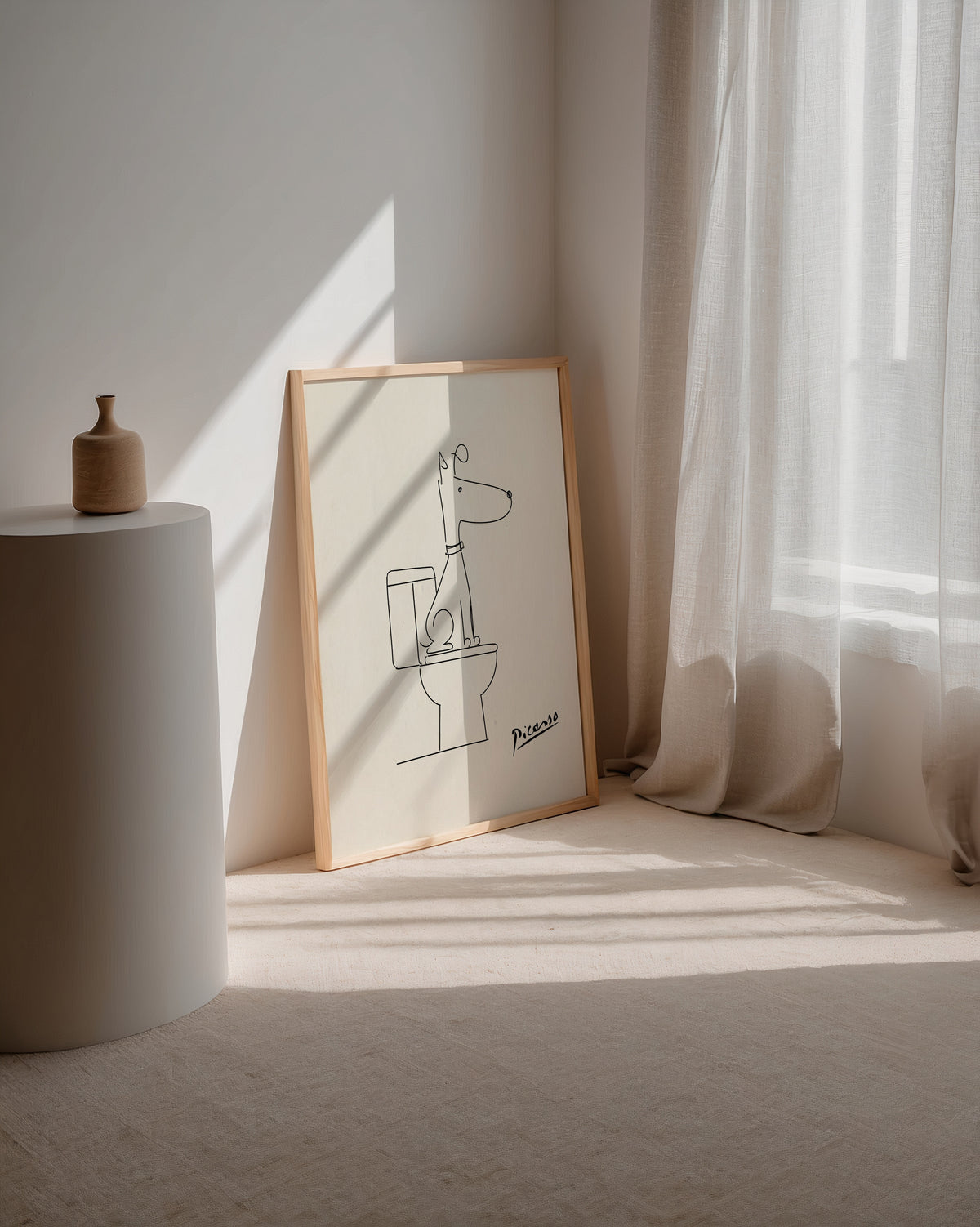 Pablo Picasso Whispering affisch i minimalistiskt sovrum – köp enkelt hos Bozetto