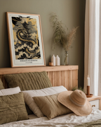 Mockup av Gold and Black Dragon affisch på vägg – köp enkelt hos Bozetto i hög kvalitet