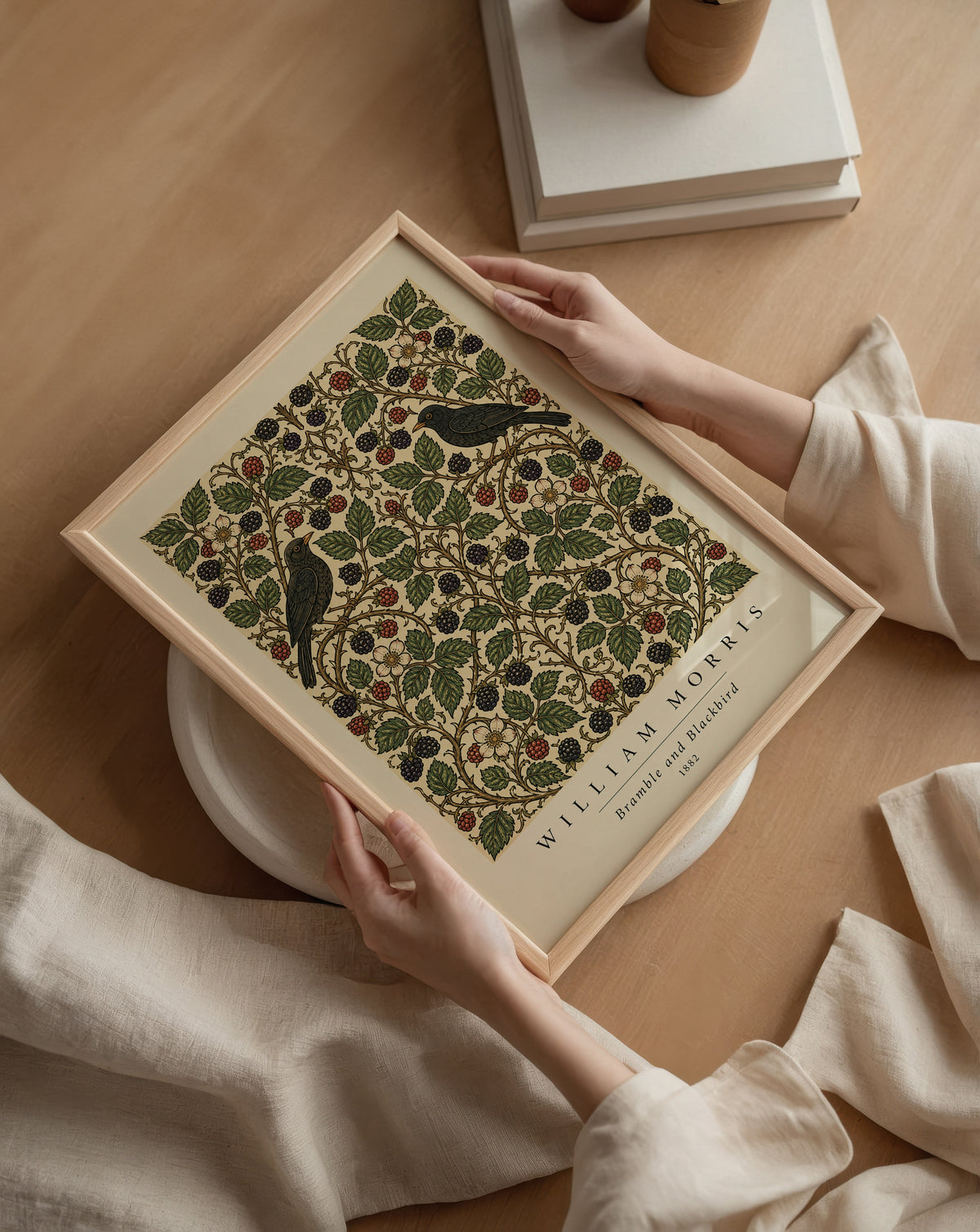 Bramble and Blackbird William affisch ovanför säng i minimalistiskt stilrent sovrum – Bozetto