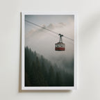 Plakat kolejki linowej we mgle