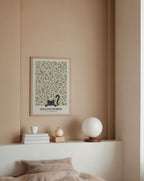 Cat Among the Birds William Morris Poster – svart katt kikar nyfiket fram ur William Morris fågelmönster