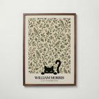 Cat Among the Birds William Morris Poster – svart katt kikar nyfiket fram ur William Morris fågelmönster