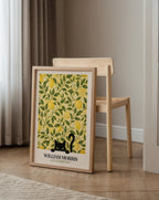 Cat in the Lemon Grove William Morris Poster – svart katt bland William Morris citronträdsmönster i gult
