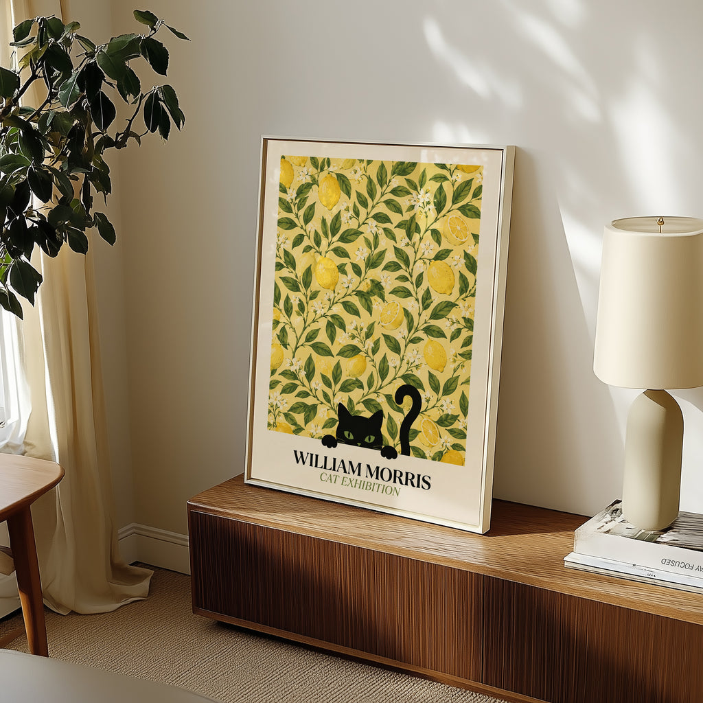 Cat in the Lemon Grove William Morris Poster – svart katt bland William Morris citronträdsmönster i gult
