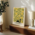 Cat in the Lemon Grove William Morris Poster – svart katt bland William Morris citronträdsmönster i gult